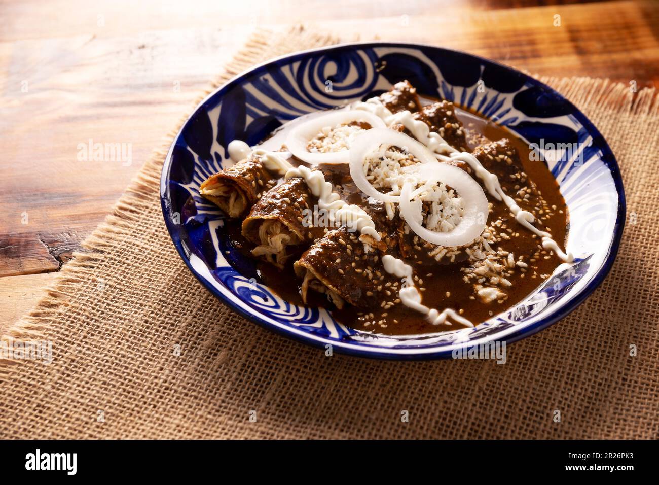 Enchiladas de Mole. Conosciuti anche come mole poblano enchiladas, sono un tipico piatto messicano che è molto popolare in Messico e nel resto del mondo. Foto Stock