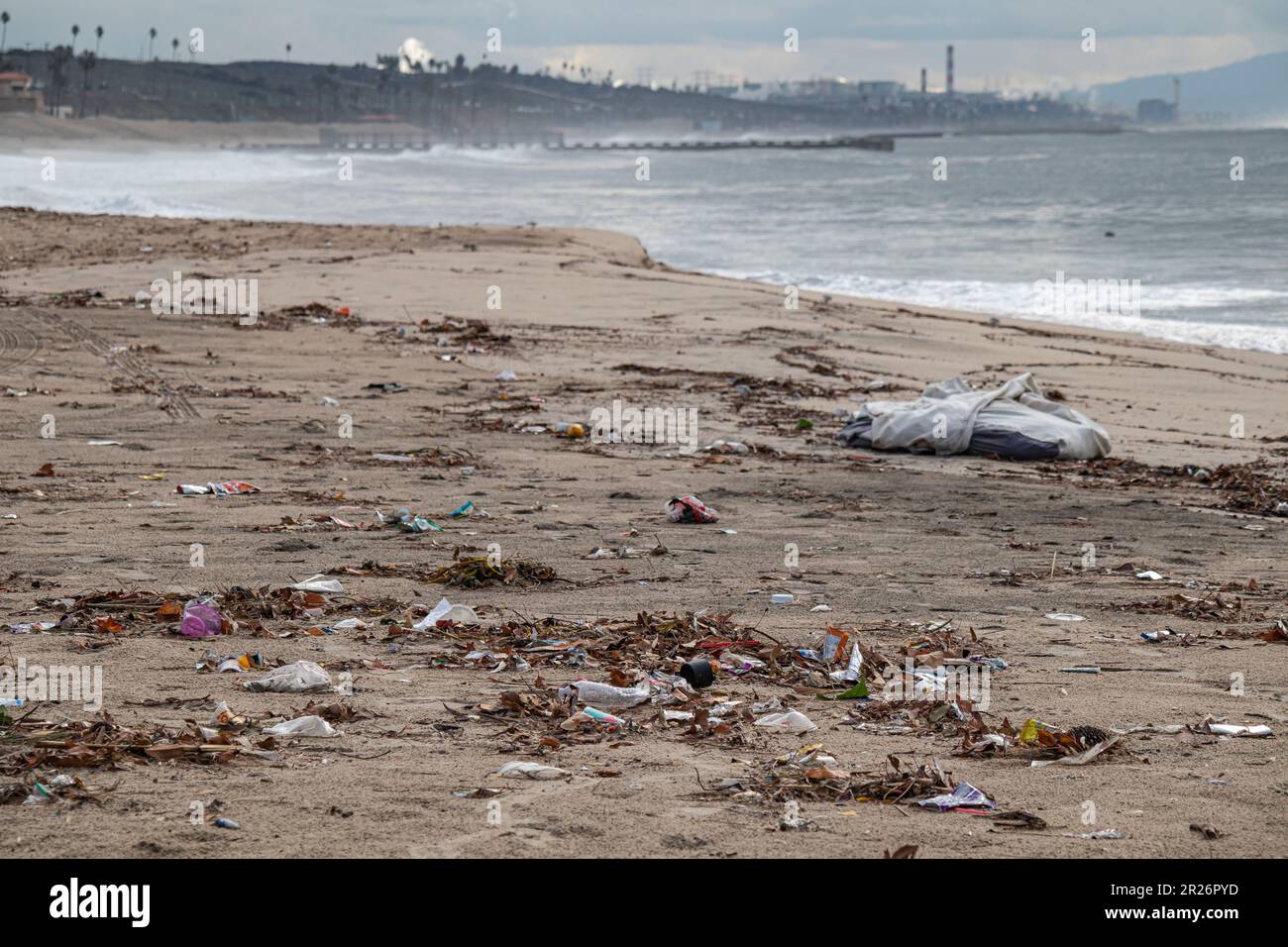 Spazzatura lungo la spiaggia di Playa del Rey, Los Angeles, California, Stati Uniti Foto Stock