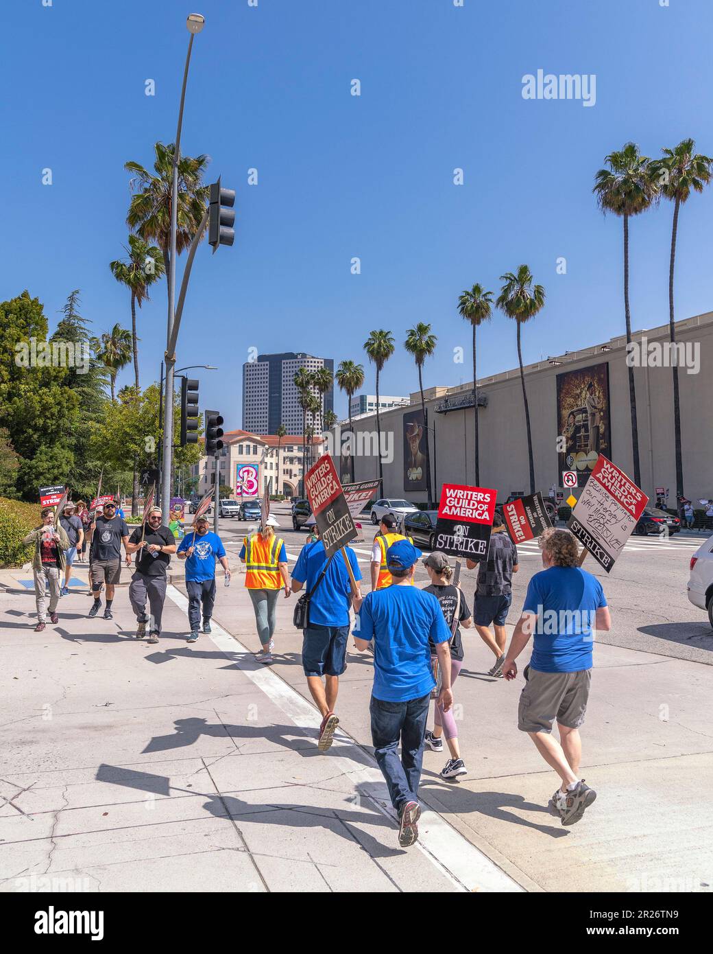 17 maggio 2023 - Burbank, CA, USA: Membri della Writers Guild of America sciopero fuori dallo studio Warner Brothers a Burbank, CA. Foto Stock