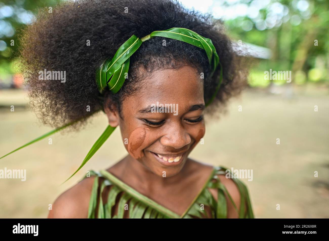 Gli adolescenti indigeni delle Isole Salomone vestiti con abiti tradizionali. Foto Stock