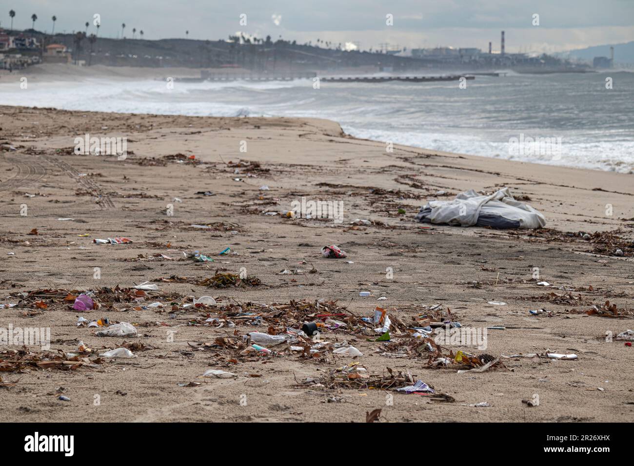 Spazzatura lungo la spiaggia di Playa del Rey, Los Angeles, California, Stati Uniti Foto Stock