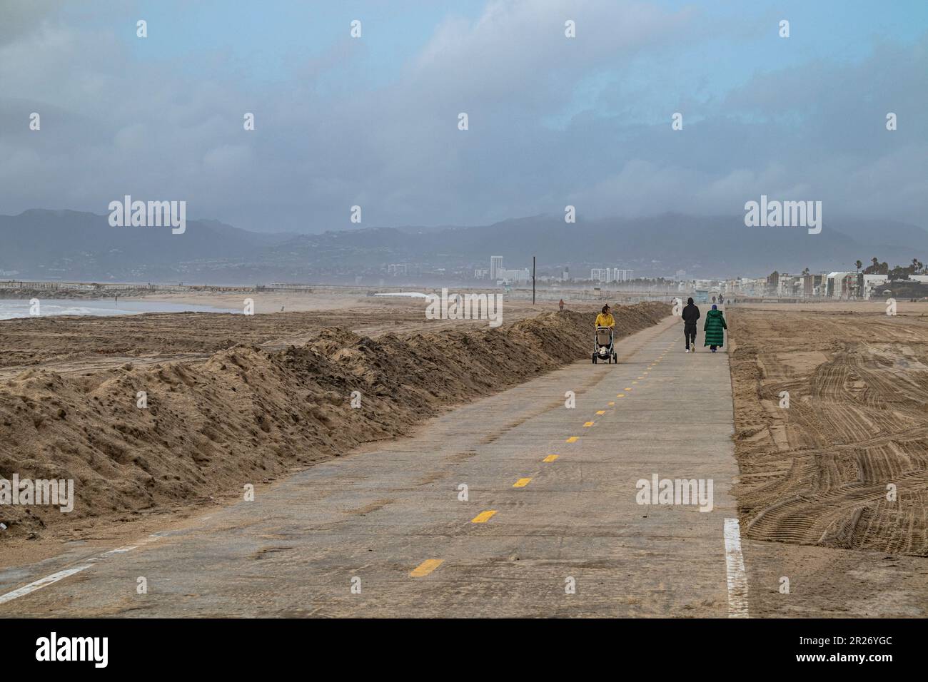 Lungo Playa del Rey sono stati costruiti grandi posti di sabbia per proteggere la spiaggia e le case vicine da picchi di tempesta durante diverse grandi tempeste che hanno colpito Los Foto Stock