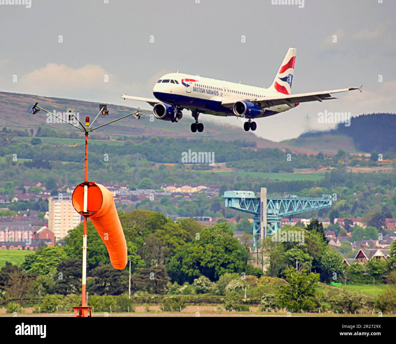 Glasgow, Scozia, Regno Unito 17th maggio 2023. UK Weather: Caldo nel centro della città ha visto un aeroporto ventoso per i vacanzieri. All'ombra della gru da cantiere clyde titan. Credit Gerard Ferry/Alamy Live News Foto Stock