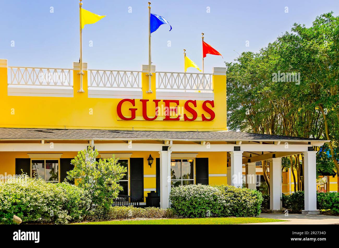 Il negozio Guess è raffigurato presso il Gulfport Premium Outlets, il 13 maggio 2023, a Gulfport, Mississippi. Guess è un'azienda americana di abbigliamento fondata nel 1981. Foto Stock