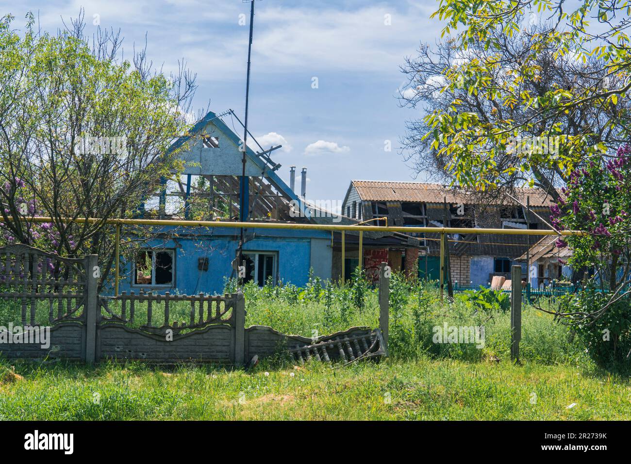 Campagna. Casa distrutta da conchiglie. Guerra in Ucraina. Invasione russa dell'Ucraina. Terrore della popolazione civile. Crimini di guerra Foto Stock