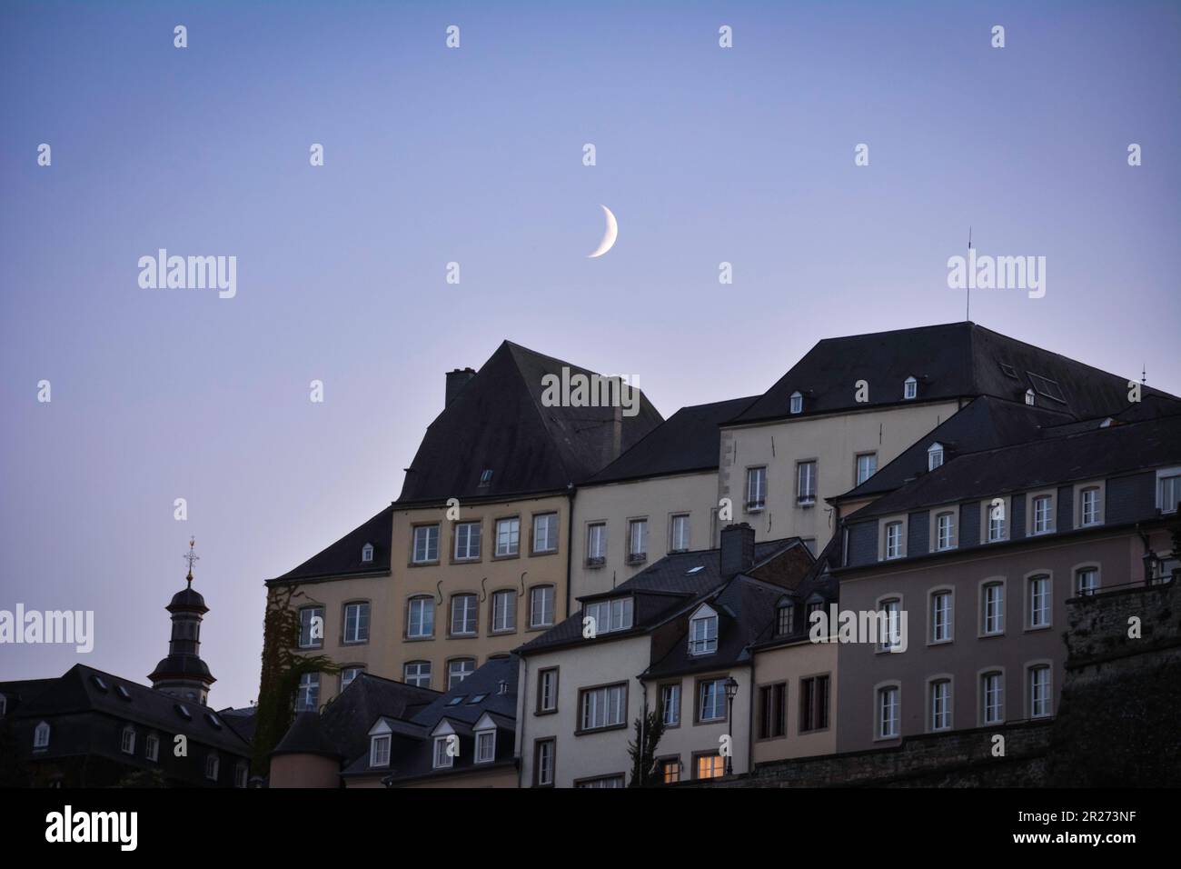 Luna di Mezzaluna sulle Case di Lussemburgo Foto Stock