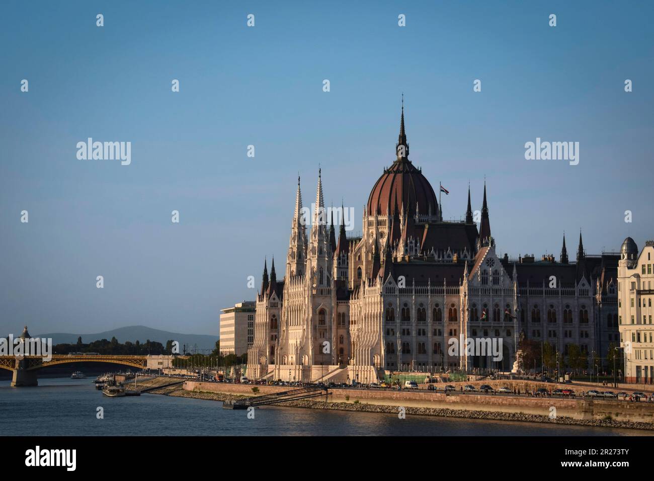 Il maestoso Parlamento ungherese sul Danubio - Budapest Foto Stock