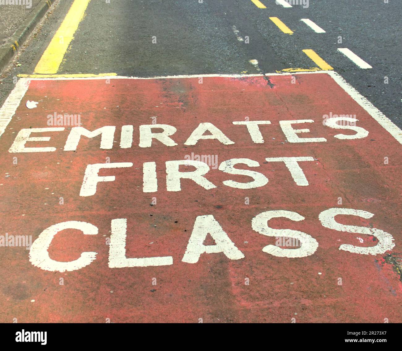 segnaletica per l'aeroporto di glasgow, segnaletica stradale emirates first class Foto Stock