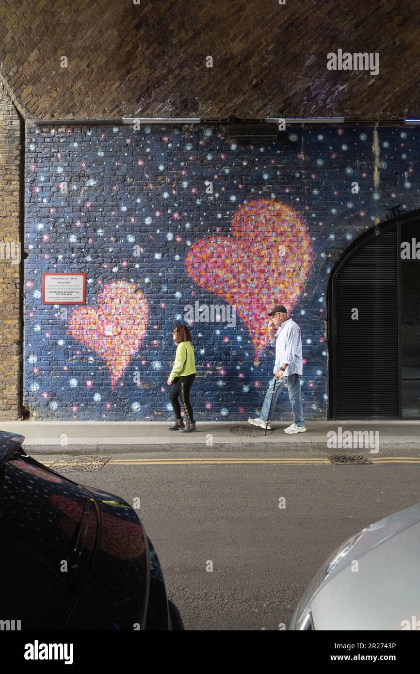 L'artista di strada Jimmy C crea un murale ad arco ferroviario in memoria degli attacchi terroristici del London Bridge Foto Stock