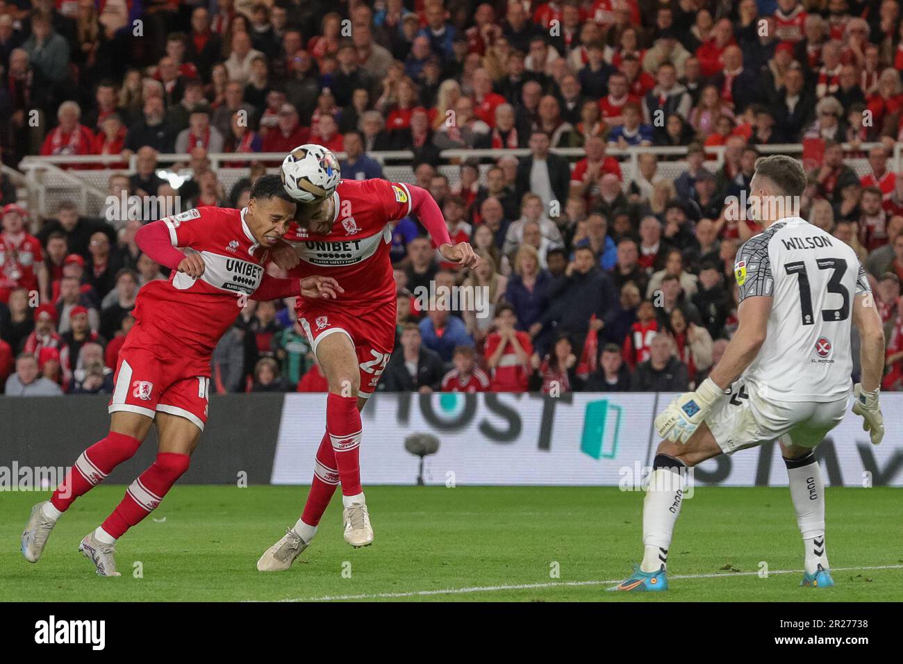 Matt Crooks #25 di Middlesbrough e Cameron Archer #10 di Middlesbrough entrambi testa la palla a gol e punteggio, ma è poi escluso per fuori-side durante la partita di Play-off del Campionato Sky Bet Middlesbrough vs Coventry City al Riverside Stadium, Middlesbrough, Regno Unito, 17th maggio 2023 (Foto di James Heaton/News Images) Foto Stock
