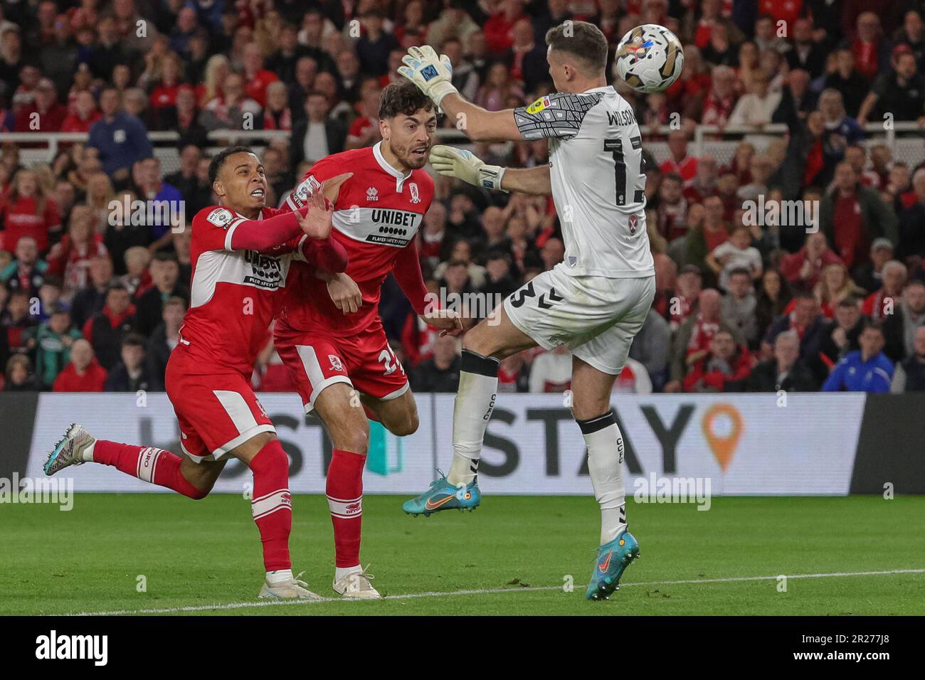 Matt Crooks #25 di Middlesbrough e Cameron Archer #10 di Middlesbrough entrambi testa la palla a gol e punteggio, ma è poi escluso per fuori-side durante la partita di Play-off del Campionato Sky Bet Middlesbrough vs Coventry City al Riverside Stadium, Middlesbrough, Regno Unito, 17th maggio 2023 (Foto di James Heaton/News Images) Foto Stock