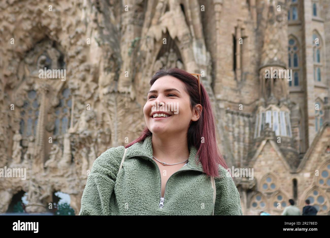 Donna di fronte alla cattedrale Foto Stock