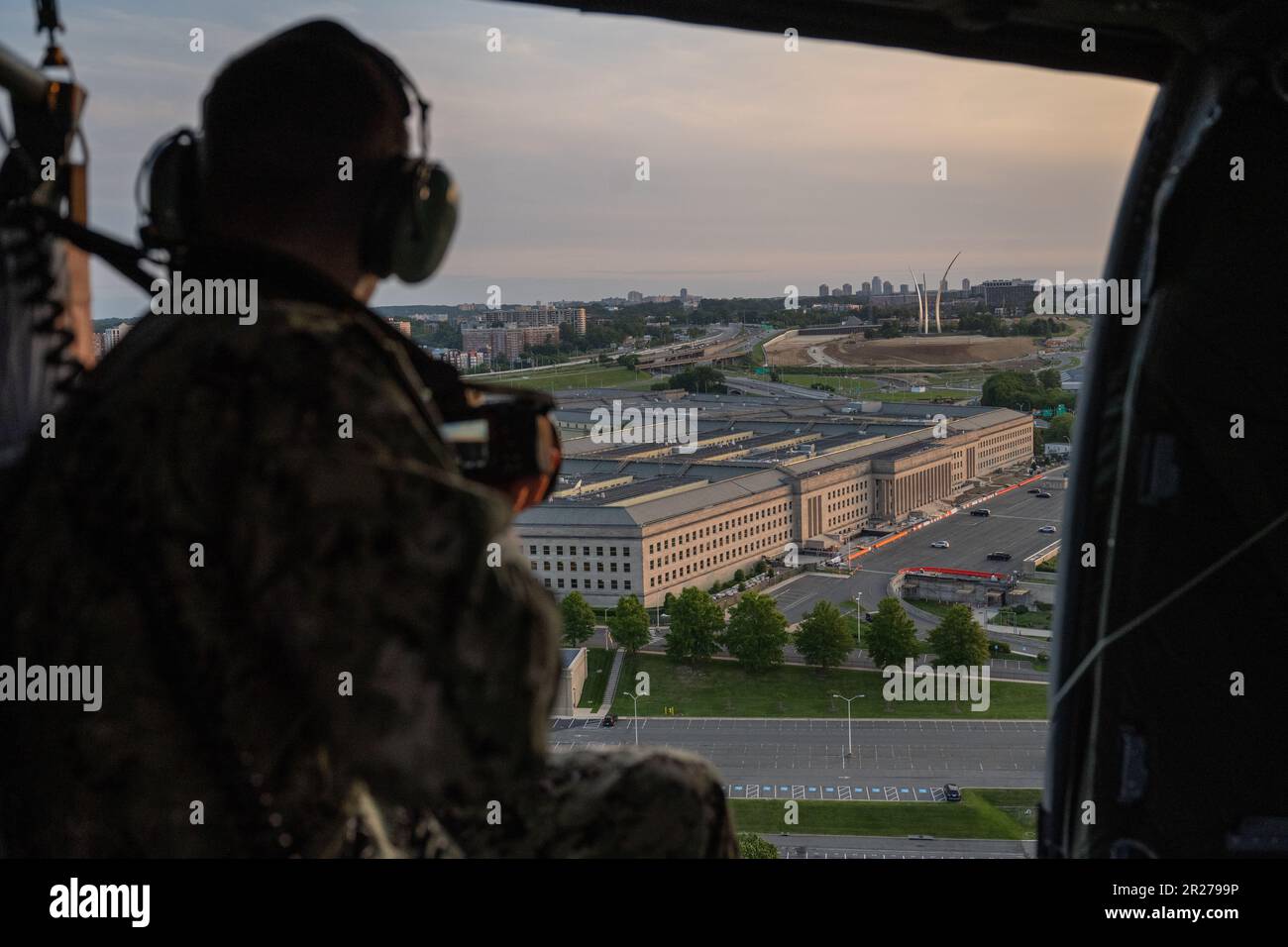 STATI UNITI Navy Petty Officer 2nd Class Alexander Kubitza cattura riprese aeree del Pentagono, Washington, D.C., 15 maggio 2023. (Foto DOD di U.S. John Wright, membro del personale dell'aeronautica militare) Foto Stock