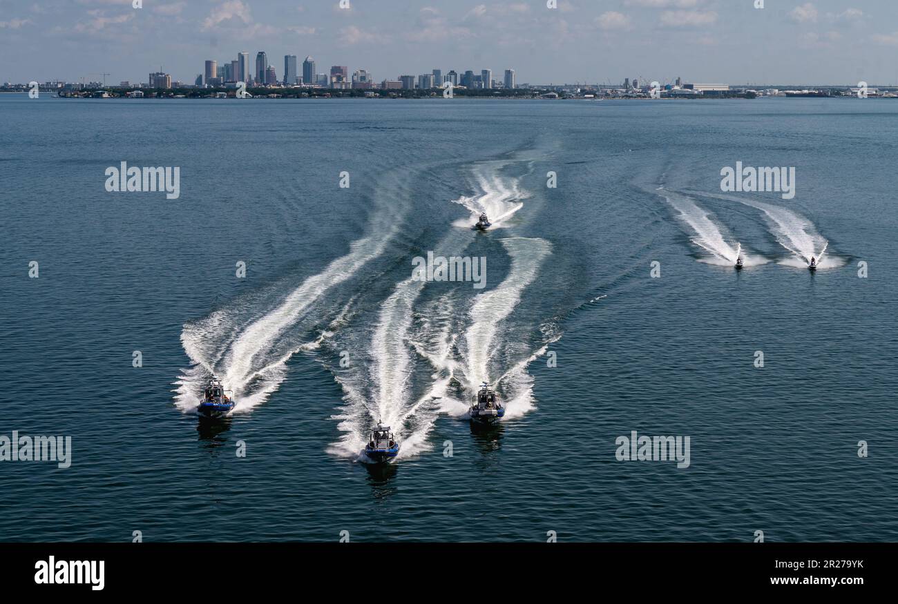 Le navi di pattuglia marine degli Stati Uniti assegnate alla squadra di Squadron delle forze di sicurezza del 6th pattugliano la costa lungo la base dell'aeronautica di MacDill, Florida, durante l'operazione Neptune Storm il 17 maggio 2023. L'operazione includeva risorse del 6th Security Forces Squadron, Stati Uniti Guardia costiera, Tampa Fire Rescue, Florida Fish and Wildlife Commission, Tampa Police Department e gli uffici di Hillsborough County e Manatee County Sherriff. L’evento ha dimostrato le schiaccianti capacità di protezione della forza marittima di MacDill impiegate per difendere la principale piattaforma americana di proiezione di potenza. (STATI UNITI Foto Air Force di Tech. Al. SGT Foto Stock