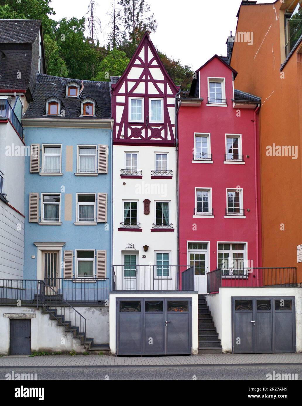 Tre colorate case a schiera dell'era del 1700 nel villaggio medievale di Cochem sul fiume Mosel, Germania Foto Stock