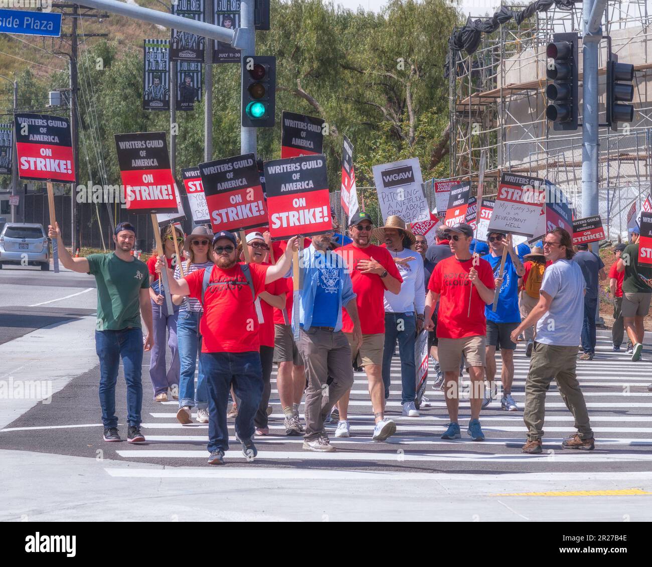 Los Angeles, CA, USA – 17 maggio 2023: Membri della Writers Guild of America sciopero al di fuori degli Universal Studios di Los Angeles, CA. Foto Stock