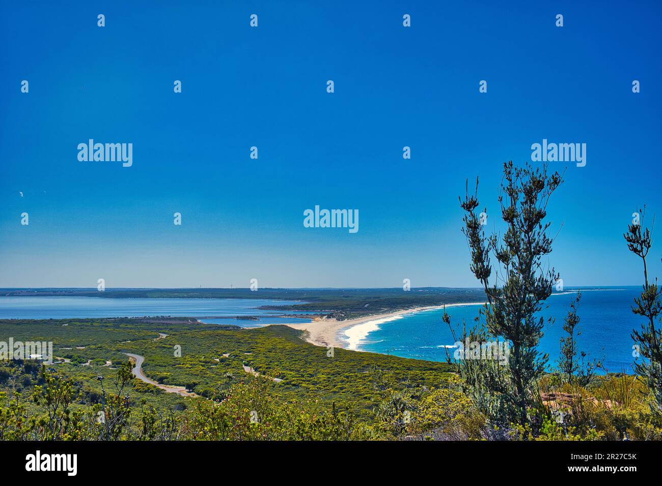 Vista di Culham Beach e Culham Inlet, un lago salato costiero con grande significato ecologico vicino Hopetoun, sulla costa meridionale dell'Australia occidentale Foto Stock