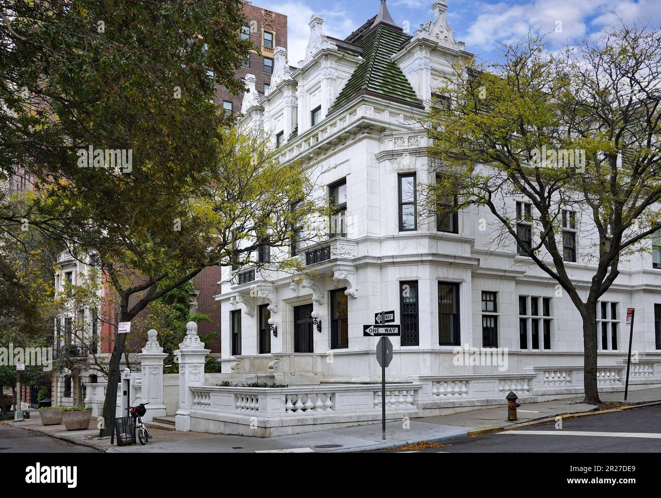 Schinasi Mansion nell'Upper West Side, in marmo bianco costruito nel 1907, si reputa la più grande casa indipendente di Manhattan Foto Stock