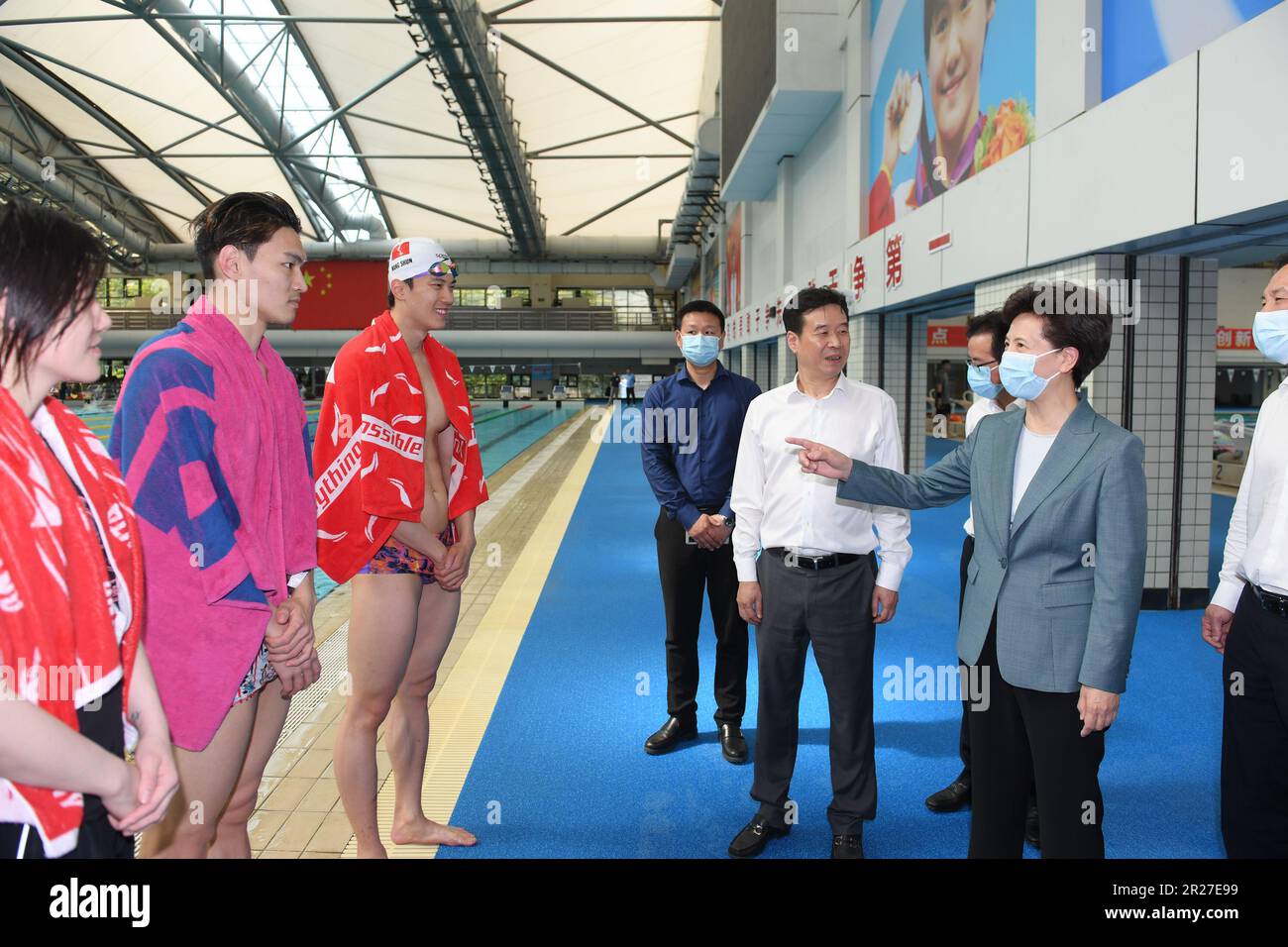 Shanghai, provincia cinese di Zhejiang. 15th maggio, 2023. Il consigliere di Stato cinese Shen Yiqin ispeziona lo Zhejiang College of Sports di Hangzhou, provincia di Zhejiang nella Cina orientale, 15 maggio 2023. Shen ha effettuato un tour di ispezione sui preparativi per i Giochi Asiatici e i Giochi Para Asiatici di quest'anno a Zhejiang e Shanghai dal 14 al 17 maggio. Credit: Weng Xinyang/Xinhua/Alamy Live News Foto Stock