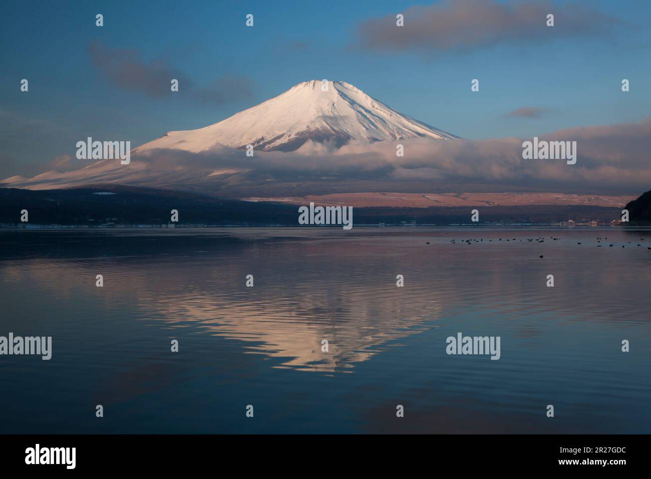 Alba al Monte Fuji dal Lago Yamanaka Foto Stock