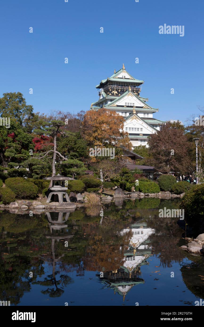 Castello di Osaka e giardino giapponese Foto Stock