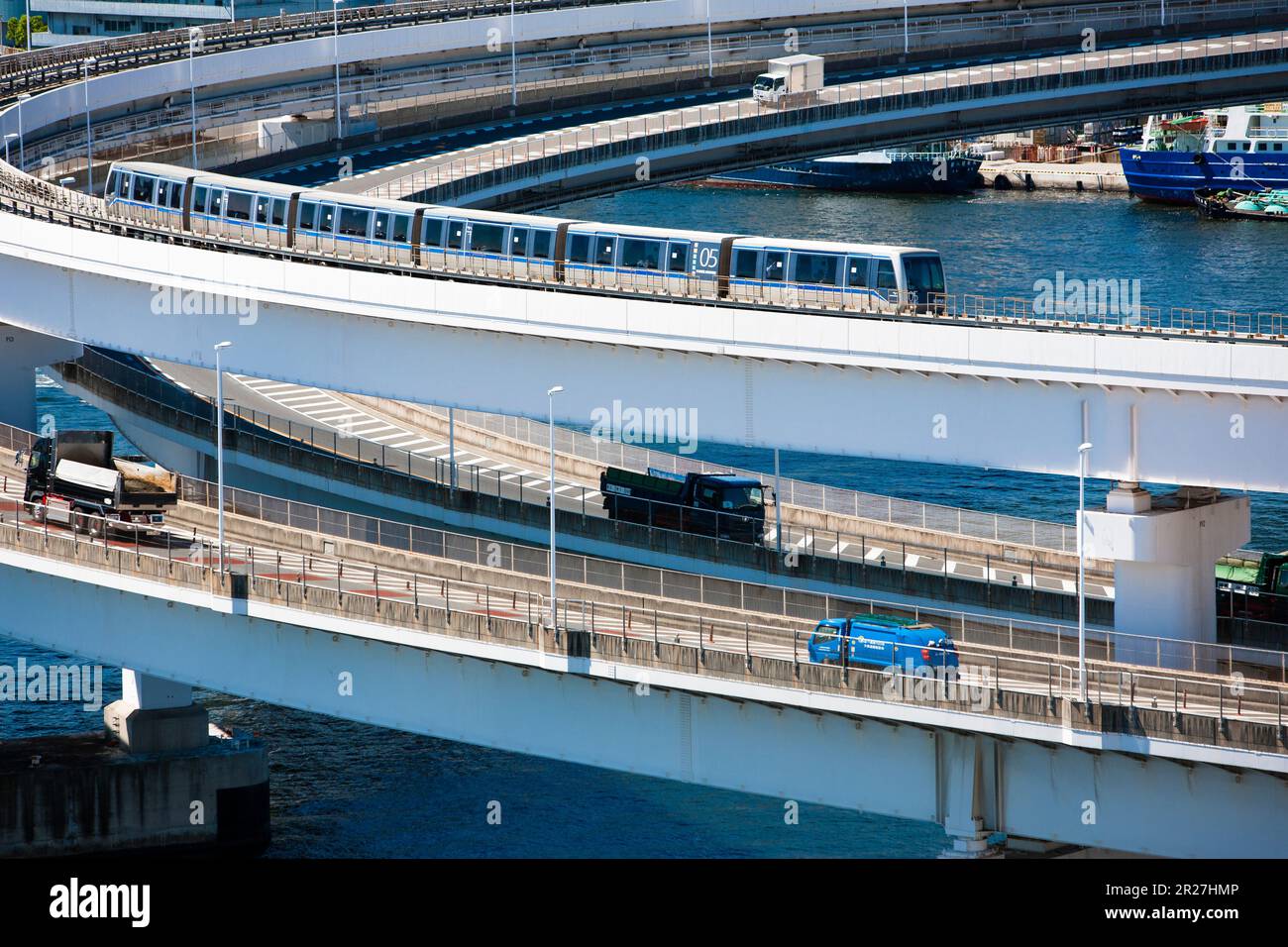 Monorotaia che attraversa Shibaura e i dintorni, vista dal Ponte dell'Arcobaleno Foto Stock