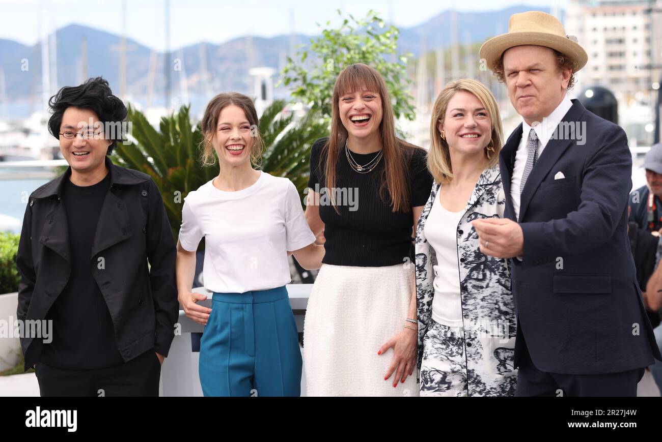 Cannes, Francia. 17th maggio, 2023. Attore statunitense e Presidente della Giuria delle Nazioni Unite alcuni membri della giuria John C. Reilly (1st R) si presenta con altri membri della giuria durante una fotocall alla 76th edizione del Festival di Cannes a Cannes, nel sud della Francia, il 17 maggio 2023. Credit: Gao Jing/Xinhua/Alamy Live News Foto Stock
