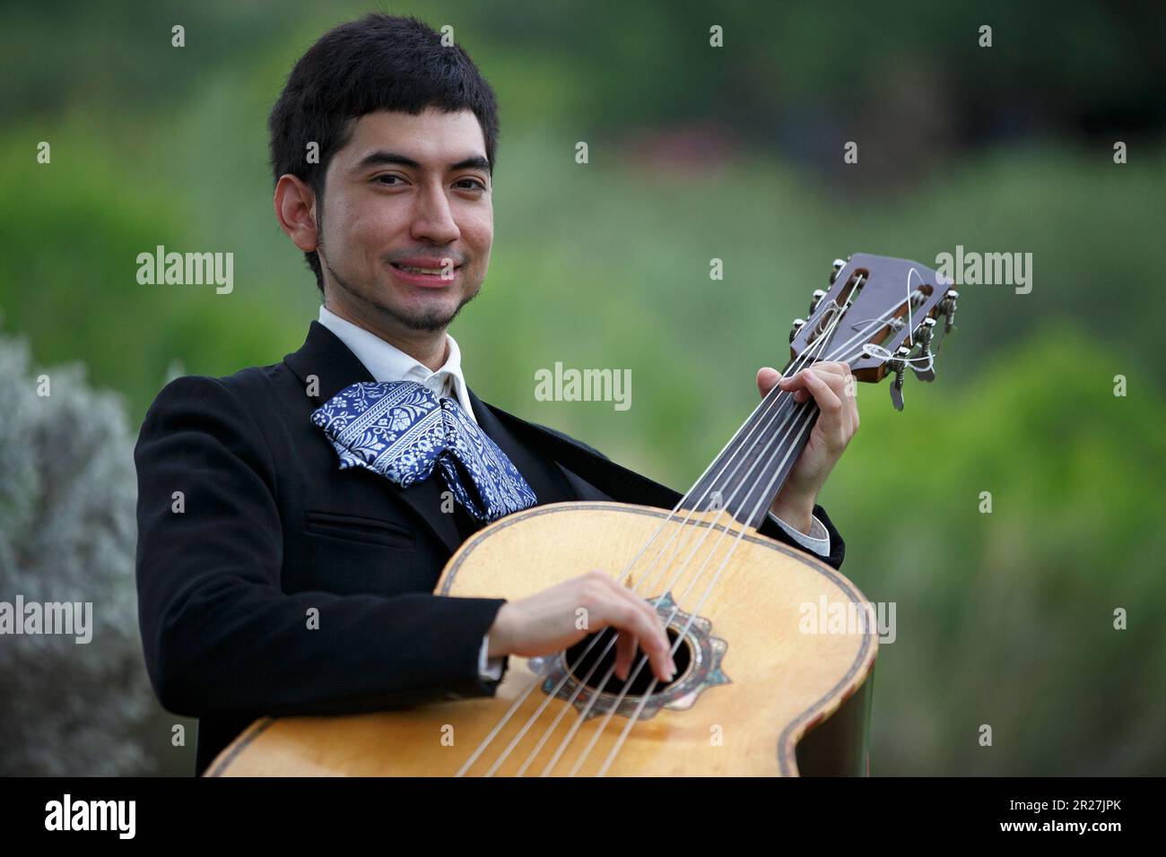 Mariachi musicista suona un guitarrón a Tucson, Arizona. Primo piano. Foto Stock