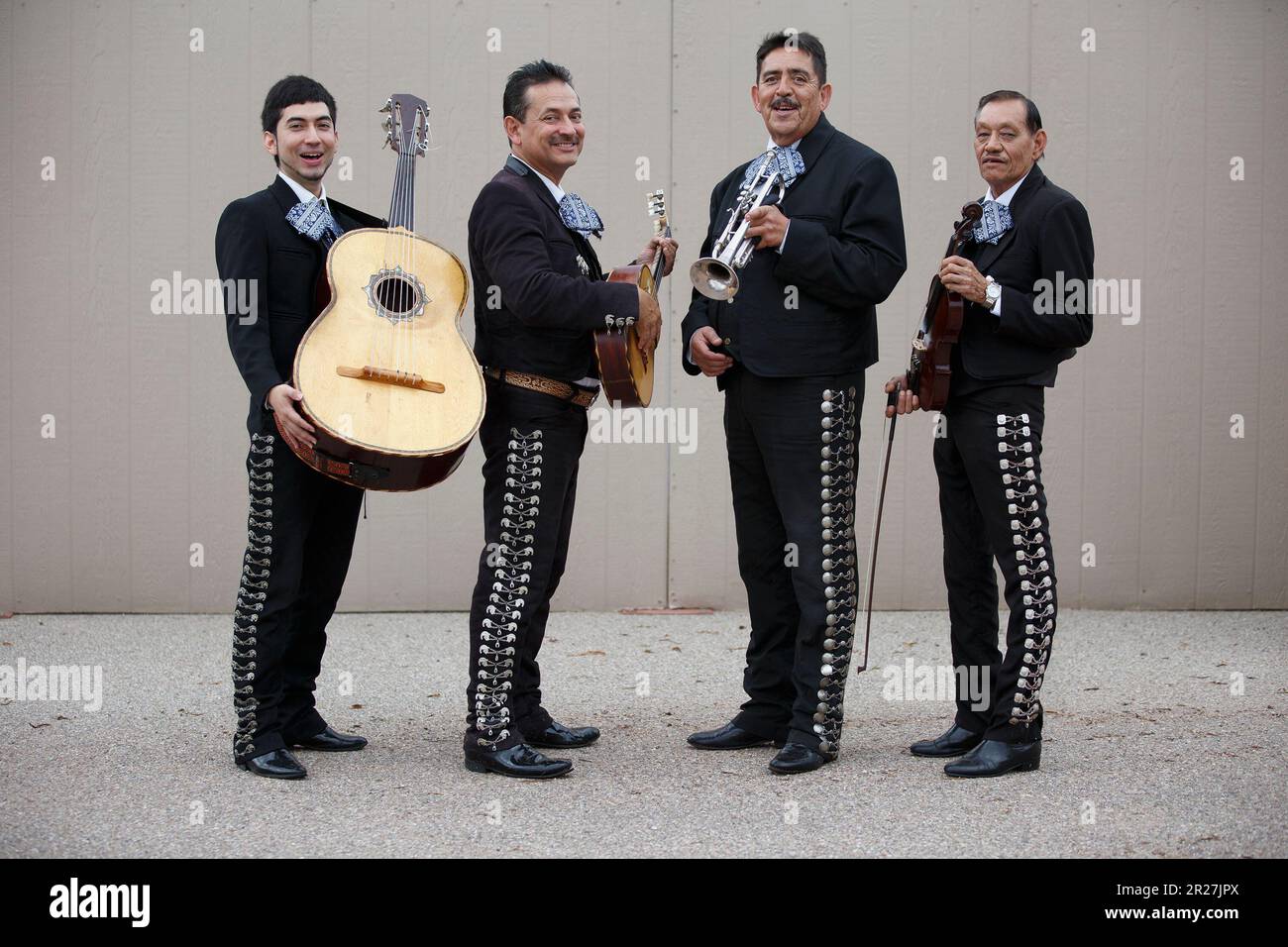 I membri della Mariachi band in abbigliamento tradizionale con i loro strumenti musicali: guitarrón, vihuela, tromba e violino, Tucson, Arizona Foto Stock