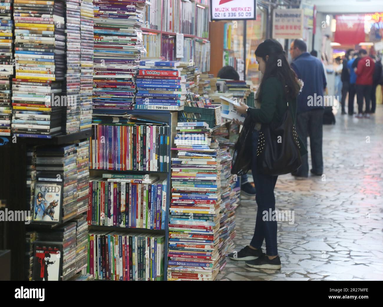 ISTANBUL, TURCHIA - 31 OTTOBRE: Tradizionale mercato delle librerie Kadikoy il 31 ottobre 2019 a Istanbul, Turchia. Foto Stock