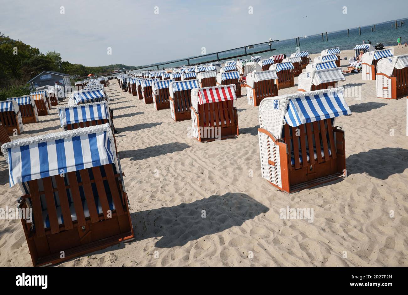 Timmendorfer Strand, Germania. 15th maggio, 2023. Sedie da spiaggia allineate su Timmendorfer Strand. Quest'anno, i turisti lungo le coste del Mare del Nord e del Mar Baltico dovranno pagare di più per le sedie a sdraio e le tende da spiaggia. (A dpa 'sedie da spiaggia parzialmente più costose') Credit: Christian Charisius/dpa/Alamy Live News Foto Stock