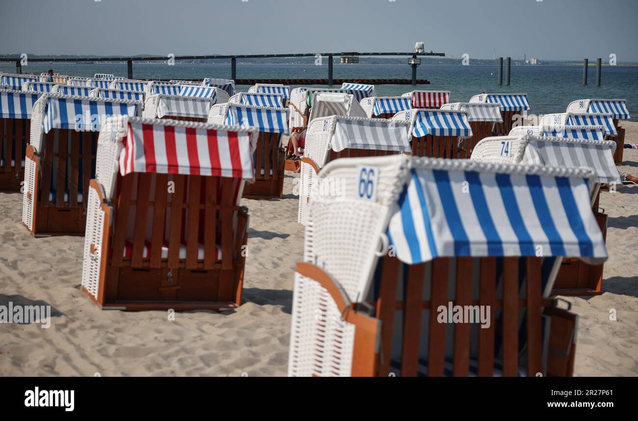 Timmendorfer Strand, Germania. 15th maggio, 2023. Sedie da spiaggia allineate su Timmendorfer Strand. Quest'anno, i turisti lungo le coste del Mare del Nord e del Mar Baltico dovranno pagare di più per le sedie a sdraio e le tende da spiaggia. (A dpa 'sedie da spiaggia parzialmente più costose') Credit: Christian Charisius/dpa/Alamy Live News Foto Stock
