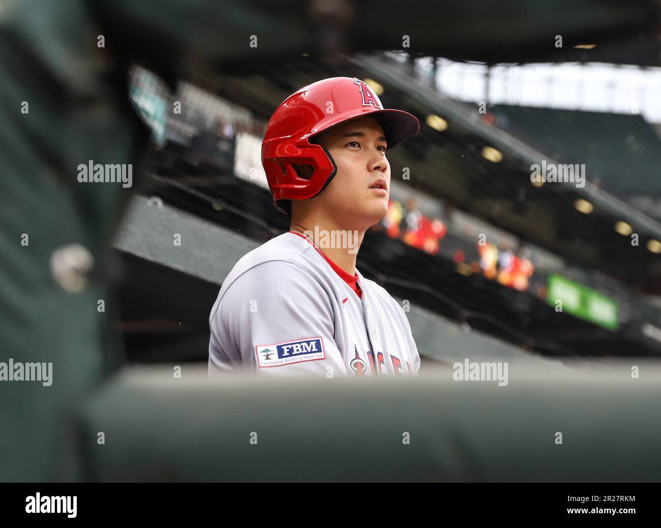 Designato Hitter Shohei Othani (17) in attesa di prendere il cerchio sul ponte all'Oriole Park a Camden Yards martedì 16 maggio 2023 a Baltimora, MD. (Alyssa Howell/Image of Sport) Foto Stock