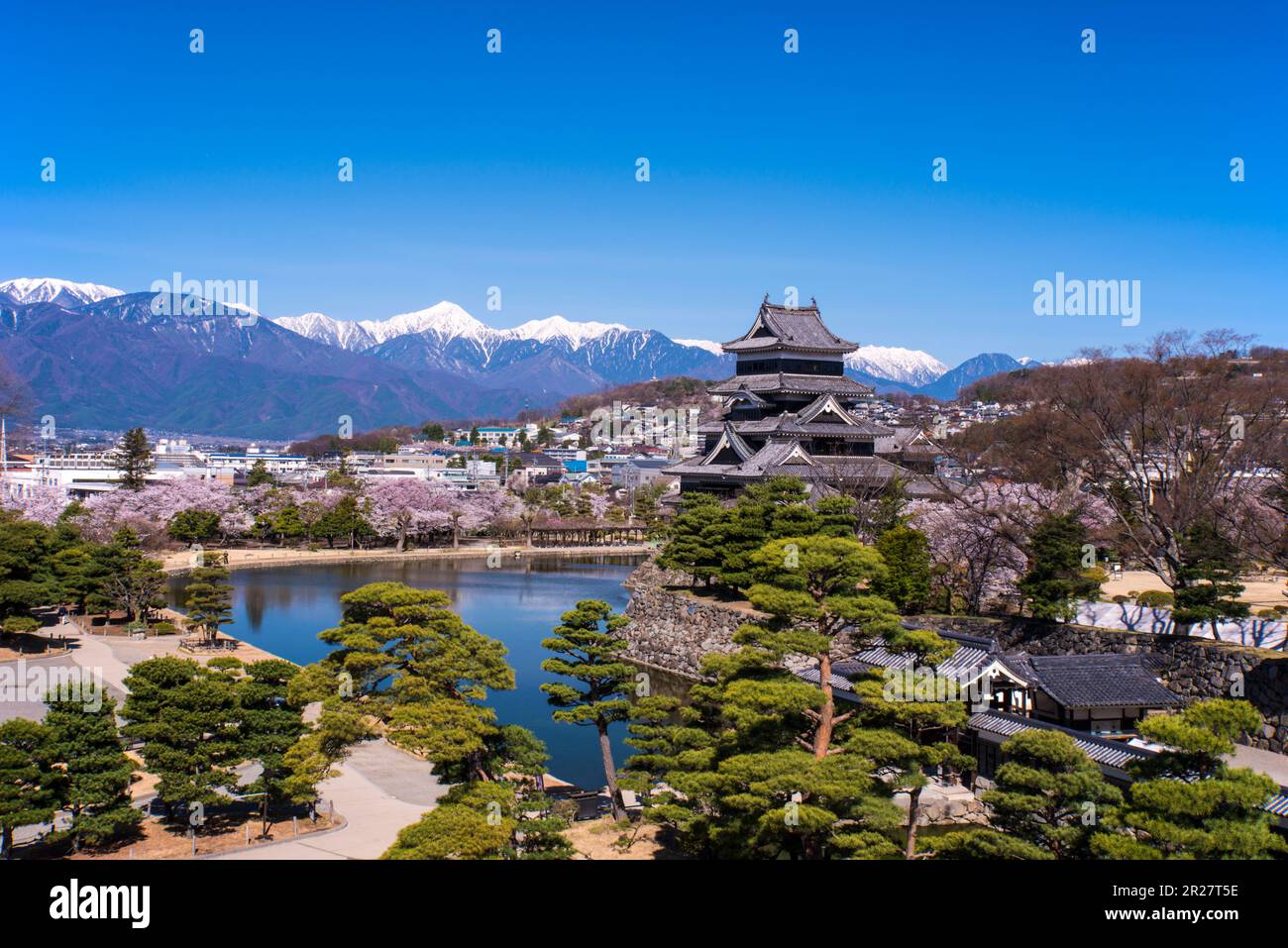 Castello di Matsumoto e Alpi del Nord Foto Stock