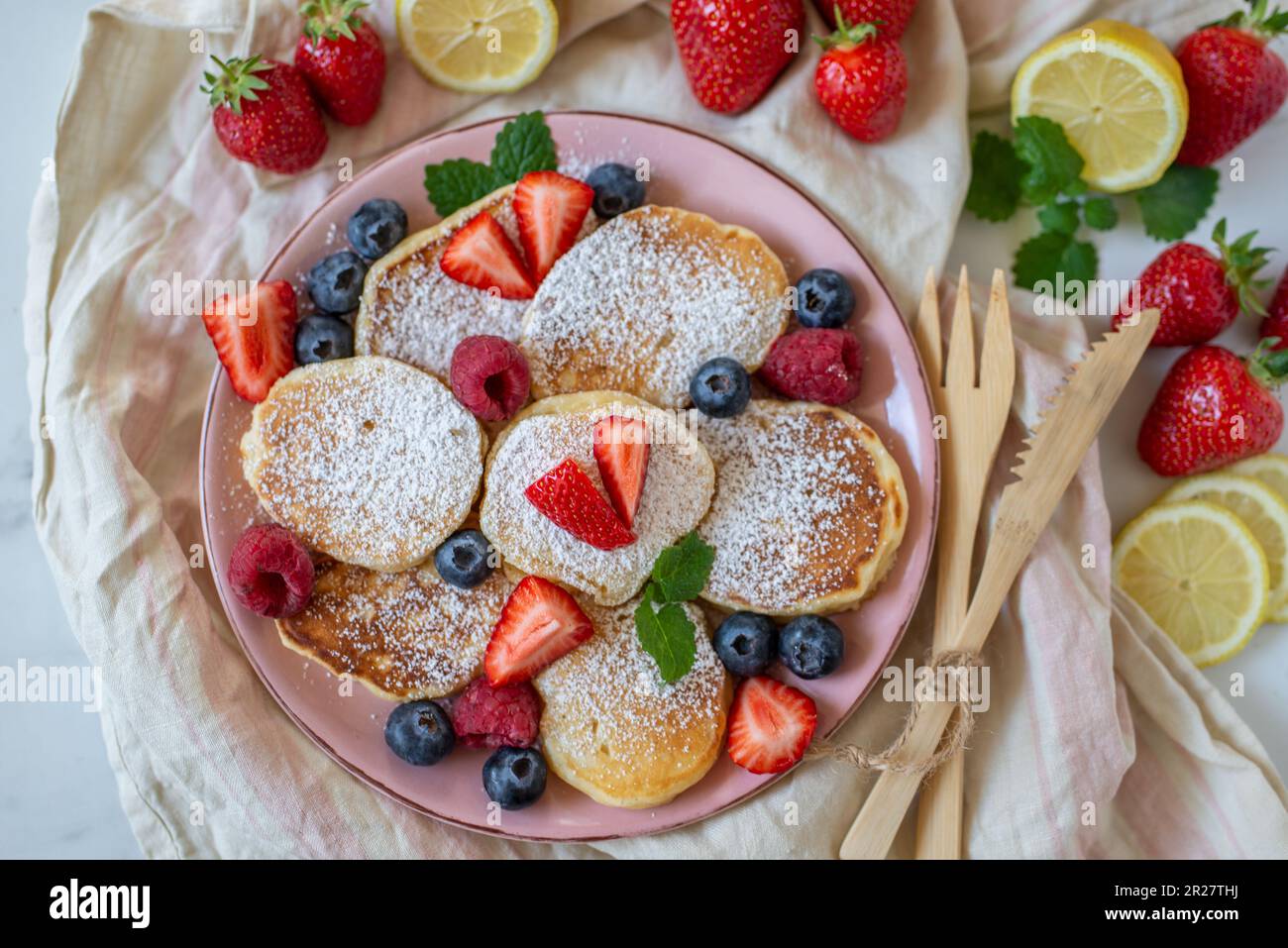 Primo piano deliziosi pancake, con mirtilli freschi, lampone Foto Stock