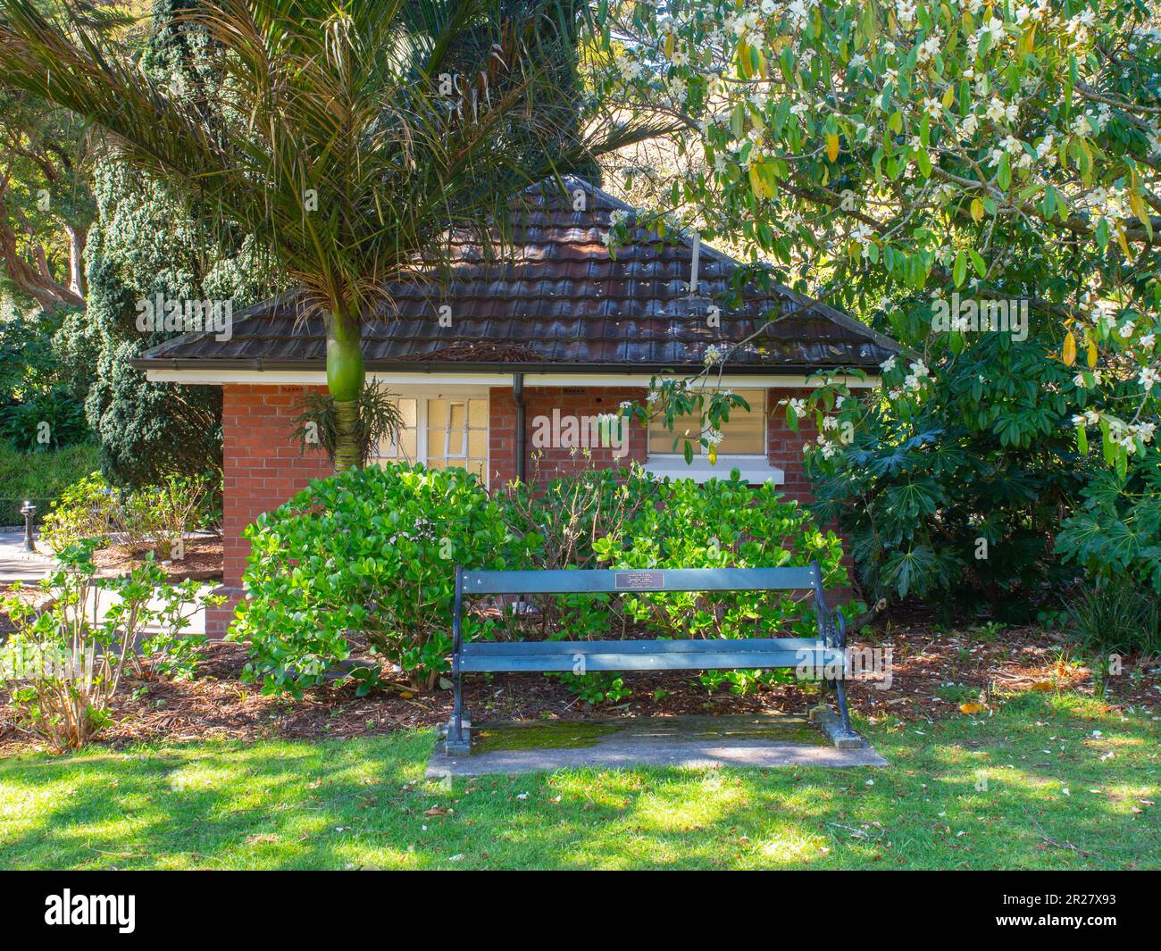Edificio in mattoni tra le piante dei Giardini Botanici Foto Stock