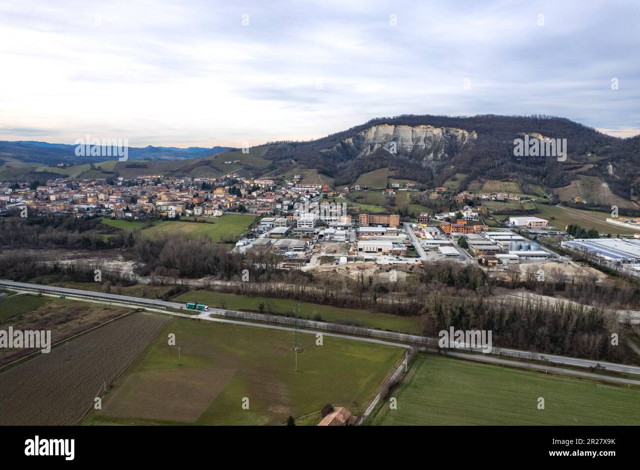 Panorama aereo del drone di Lugagnano in Valle Arda, Piacenza , Emilia Romagna Italia Foto Stock