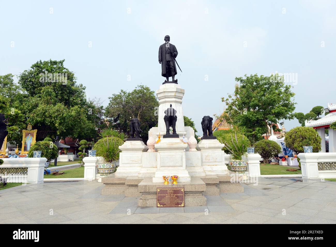 Statua di Rama II vicino alla pagoda di Wat Arun sulle rive del fiume Chao Phraya a Bangkok, Thailandia. Foto Stock