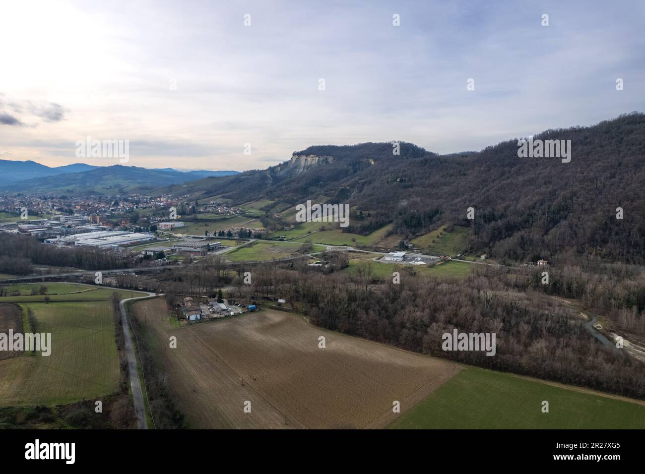 Panorama aereo del drone di Lugagnano in Valle Arda, Piacenza , Emilia Romagna Italia Foto Stock