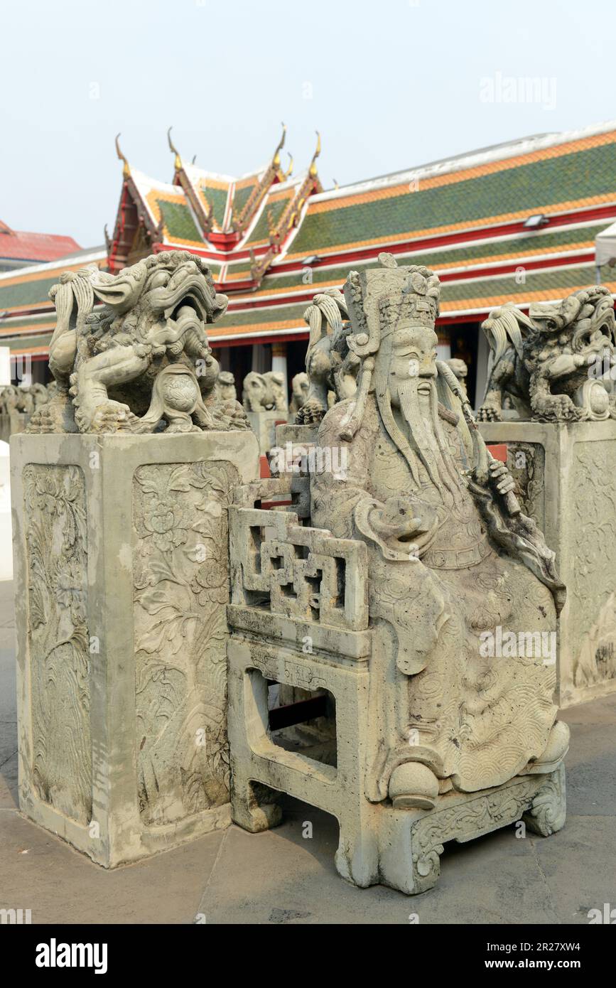 Splendide sculture che decorano i cortili di Wat Arun, Bangkok, Thailandia. Foto Stock