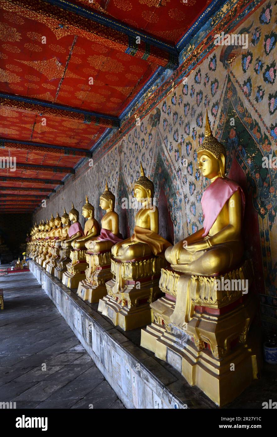 Statue di Buddha nelle sale intorno alla sala delle ordinazioni di Wat Arun (Tempio dell'Alba) a Bangkok, Thailandia. Foto Stock