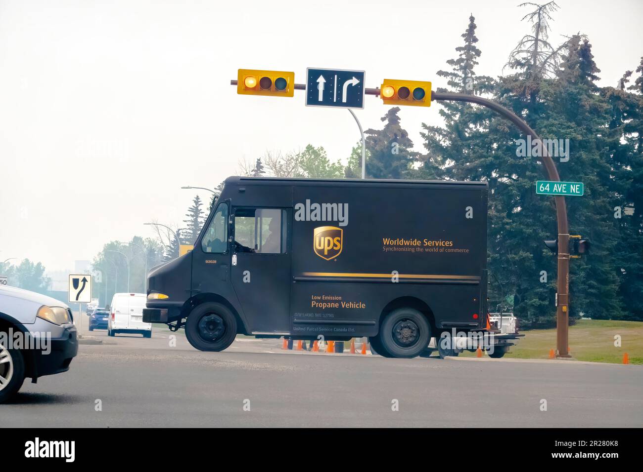 Calgary, Alberta, Canada. 17 maggio 2023. Un piccolo camion di spedizione UPS durante la primavera. Foto Stock