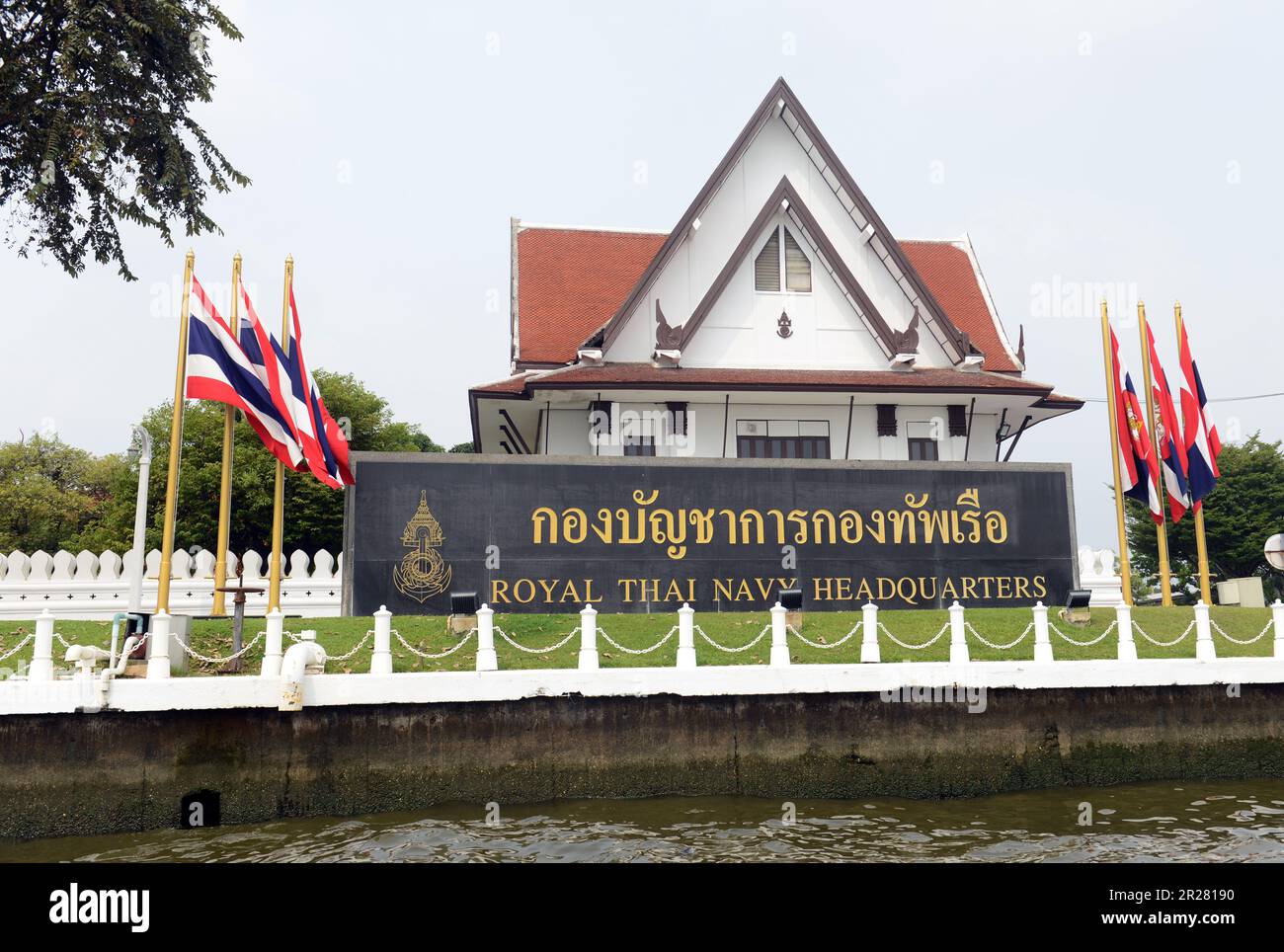 Royal Thai Navy quartier generale sulle rive del fiume Chao Phraya a Bangkok, Thailandia. Foto Stock