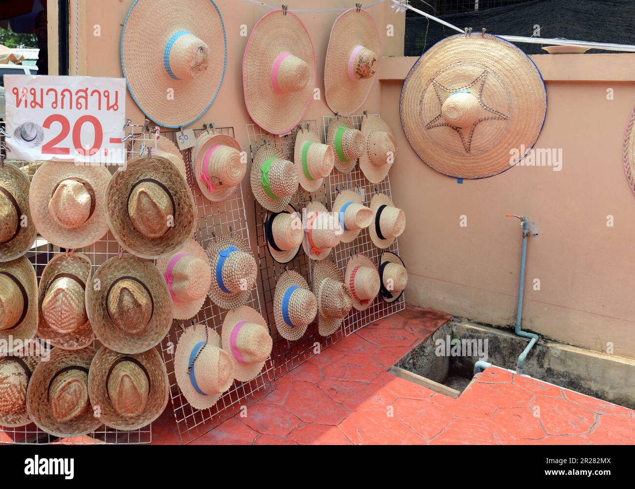 Un negozio di cappelli presso il molo dei traghetti per Koh Kret a Nonthaburi, Thailandia. Foto Stock