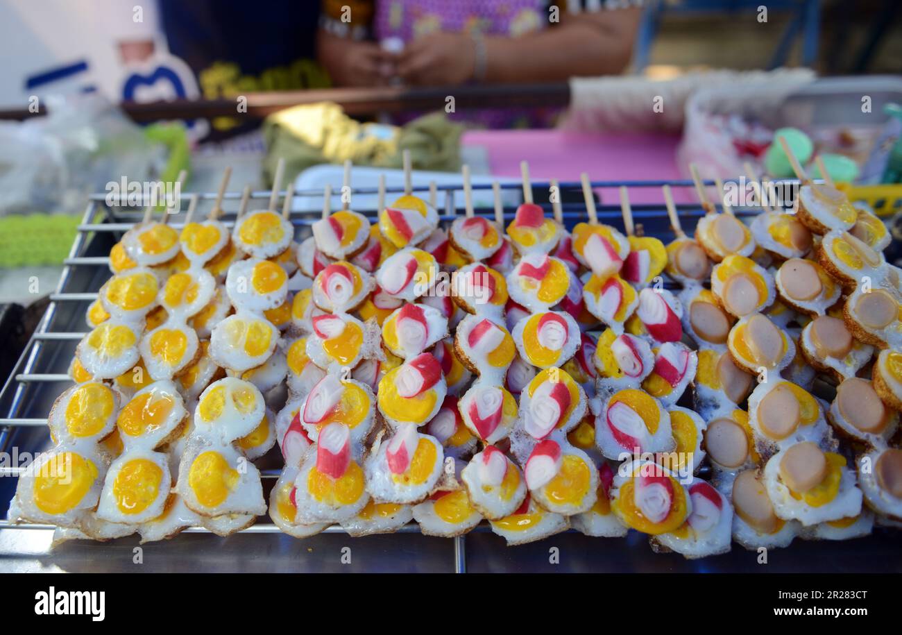 Uova di quaglia fritte sugli spiedini. Koh Kret, Nonthaburi, Thailandia. Foto Stock