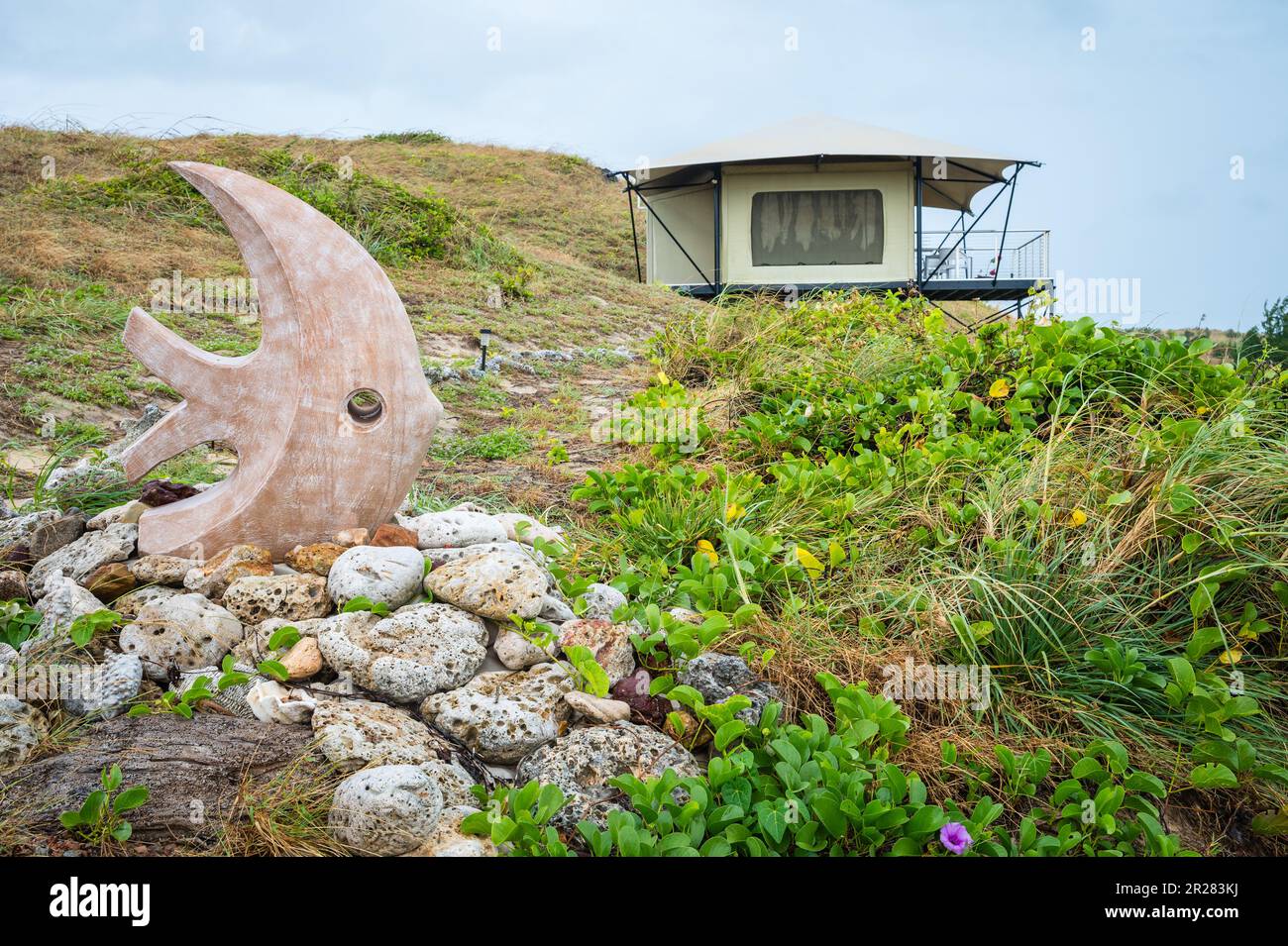 Un'installazione artistica di pesce pietra porta ad un attico in collina ed esclusivo, glamping, sul rifugio di Bremer Island nel N.T. in Australia. Foto Stock