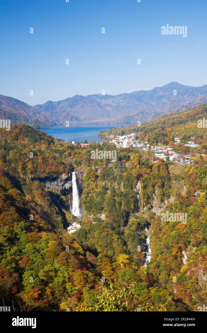 Kegon no cascata taki con foglie autunnali e il lago Chuzenji Foto Stock