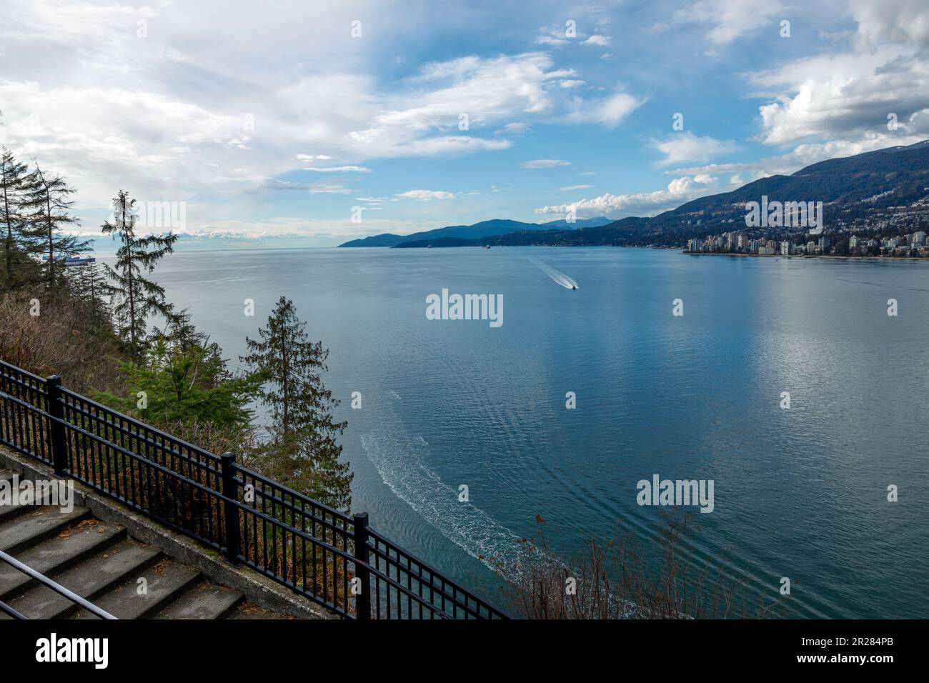Lo skyline di West Vancouver si affaccia su Burrard Inlet, creando uno splendido contrasto tra il paesaggio naturale e quello urbano. Foto Stock