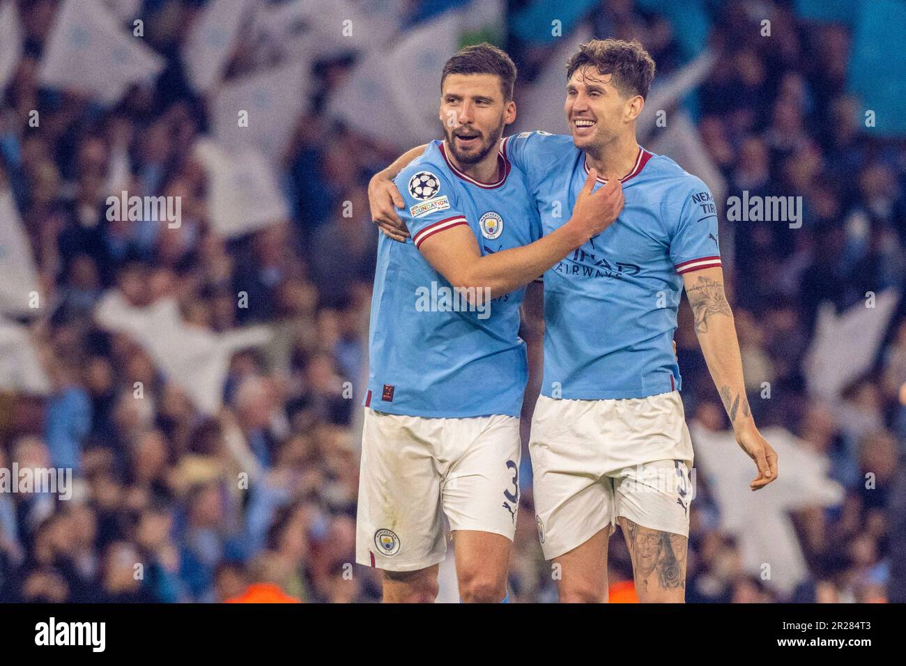 Manchester, Inghilterra. 17/05/2023, Ruben Dias e John Stones festeggiano dopo la semifinale della UEFA Champions League (2nd tappa) tra Man City e Real Madrid allo stadio Etihad di Manchester, Inghilterra. Foto Stock