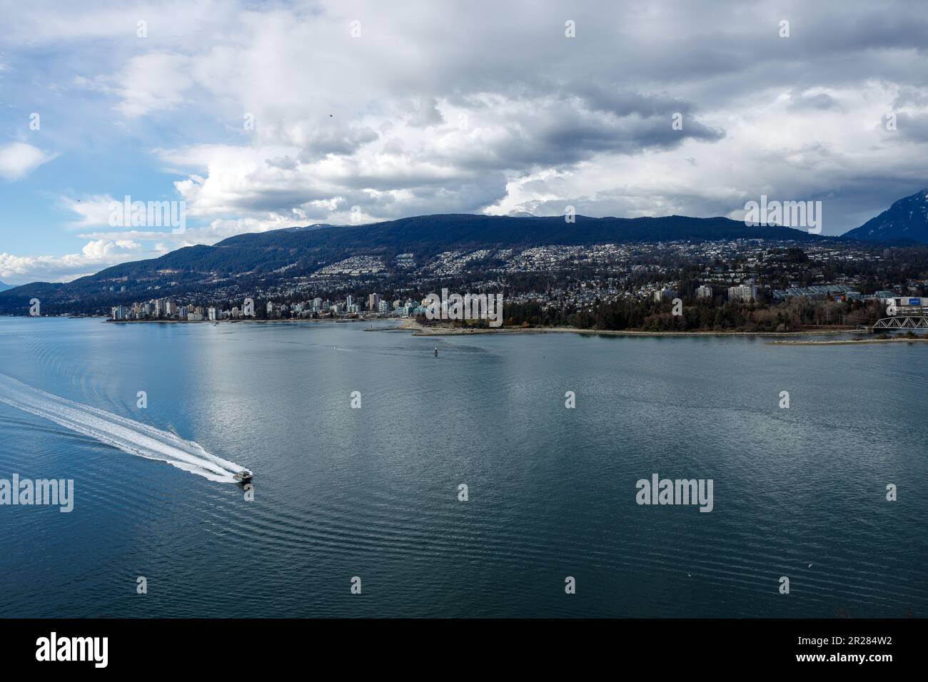 Lo skyline di West Vancouver si affaccia su Burrard Inlet, creando uno splendido contrasto tra il paesaggio naturale e quello urbano. Foto Stock